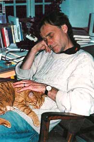 Stefan Casta med katten Pimseman